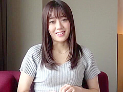 高身長の美脚美女がクールにエロトーク、勃起チンポを妖艶な舌で舐め上げるフェラ